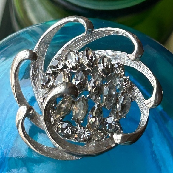 Jewelry - Vintage B.S.K. 1950’s Flower Swirl Champagne Rhinestone Silver Toned Brooch